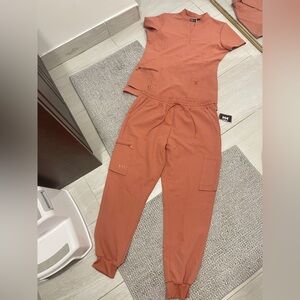 NWT Helly Hansen 2 piece scrub set rust pink size M top and Large bottoms